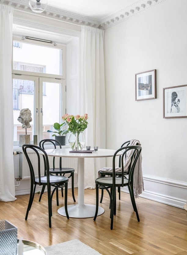 Ispirazione per una sala da pranzo aperta verso il soggiorno nordica di medie dimensioni con pareti bianche, pavimento in legno massello medio e pavimento beige