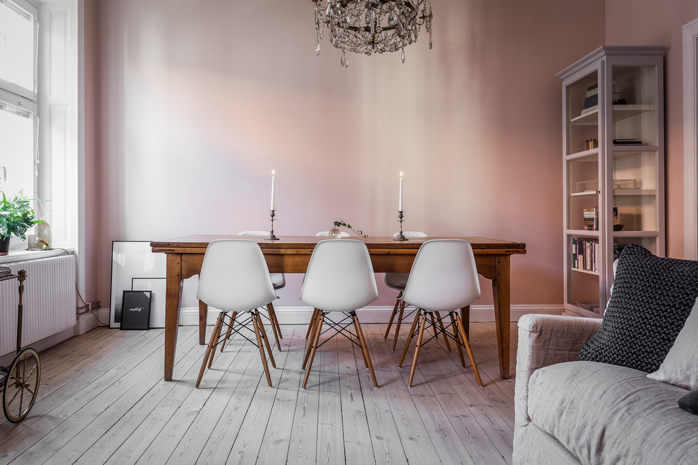 Стильный дизайн: столовая среднего размера в скандинавском стиле с розовыми стенами и светлым паркетным полом без камина - последний тренд