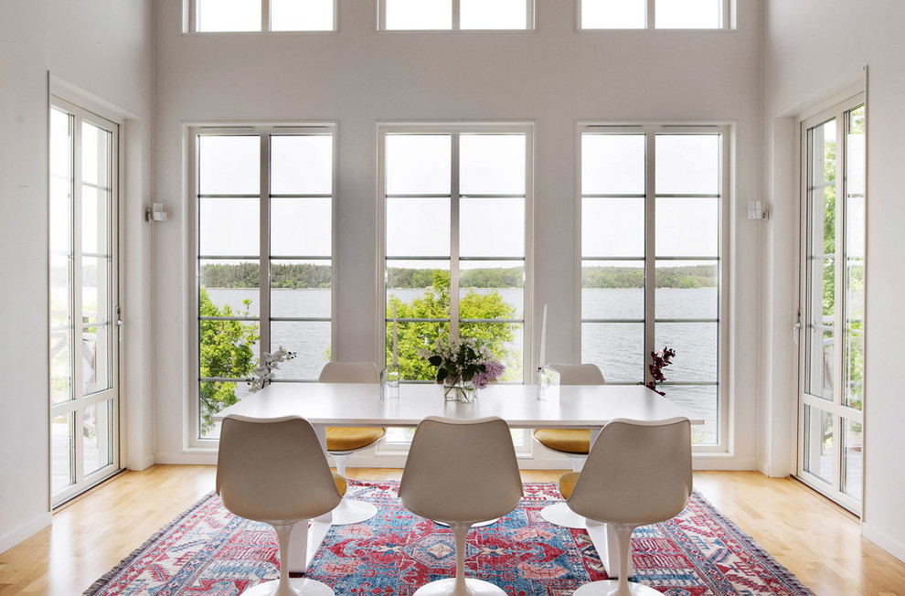 Mittelgroßes Skandinavisches Esszimmer mit weißer Wandfarbe und hellem Holzboden in Stockholm
