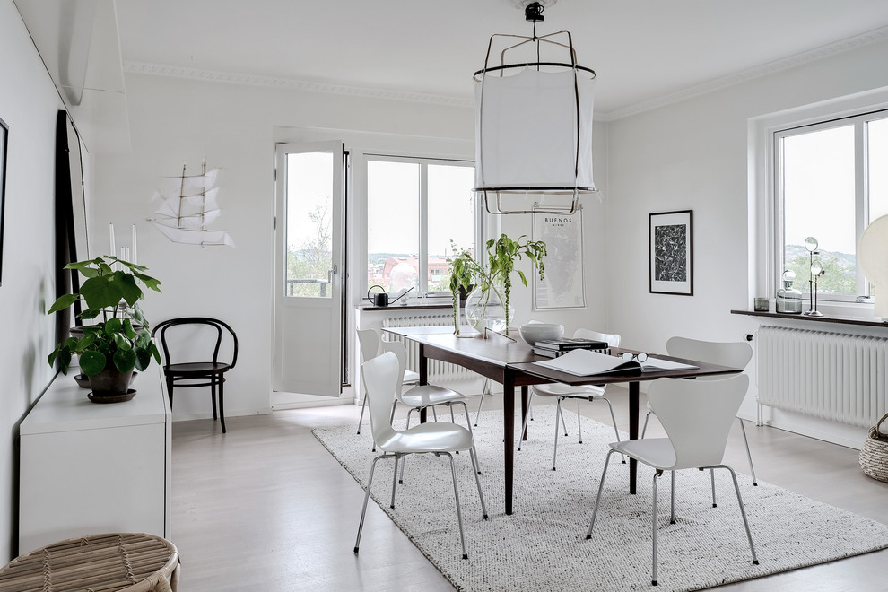 Bild på en mellanstor minimalistisk matplats, med vita väggar, ljust trägolv och beiget golv