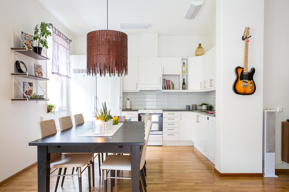 Idéer för att renovera en mellanstor minimalistisk matplats, med vita väggar och mellanmörkt trägolv