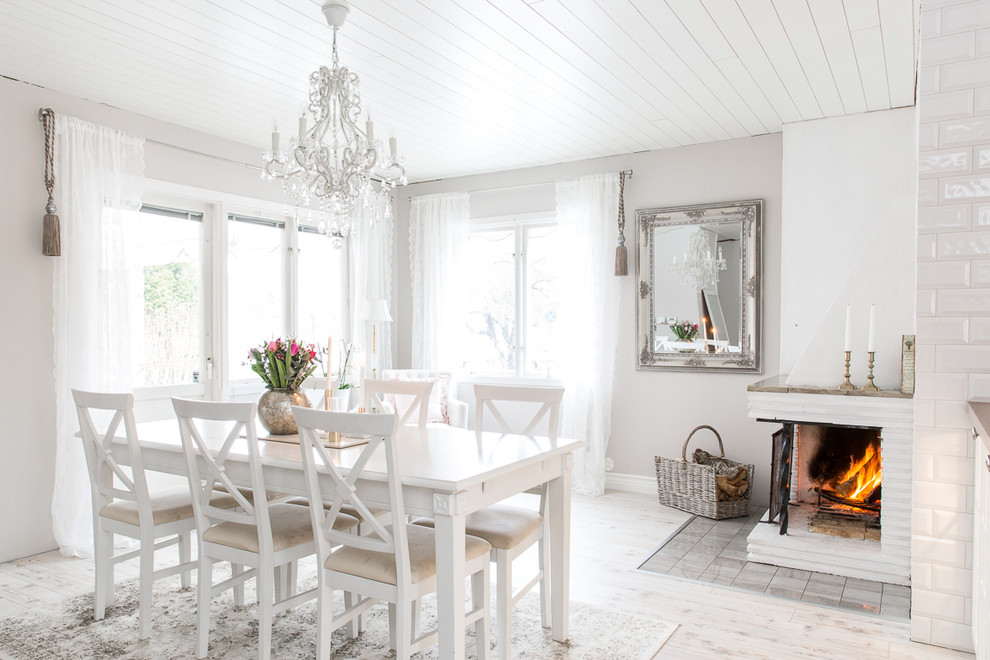 Cette photo montre une salle à manger romantique de taille moyenne avec un mur blanc et parquet clair.
