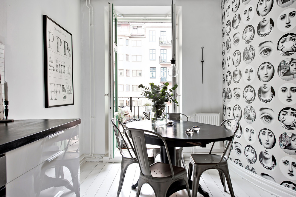 Minimalistisk inredning av en mellanstor matplats, med grå väggar, målat trägolv och vitt golv