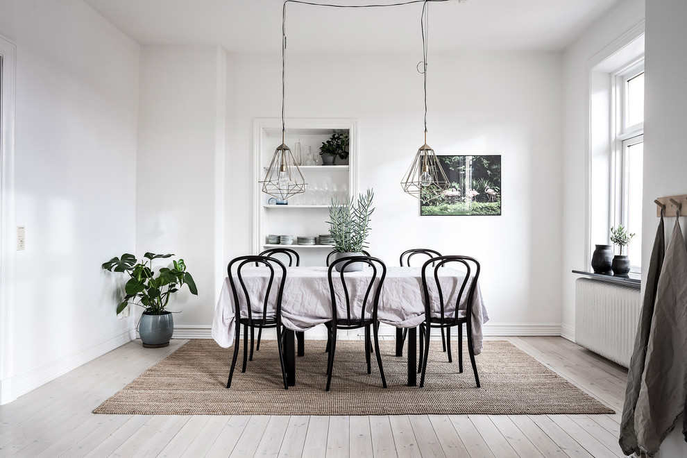 Идея дизайна: отдельная столовая в скандинавском стиле с белыми стенами, светлым паркетным полом и бежевым полом без камина
