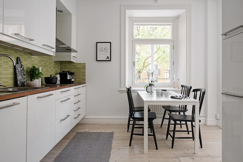 Esempio di una grande sala da pranzo aperta verso la cucina scandinava con pareti bianche, parquet chiaro e nessun camino