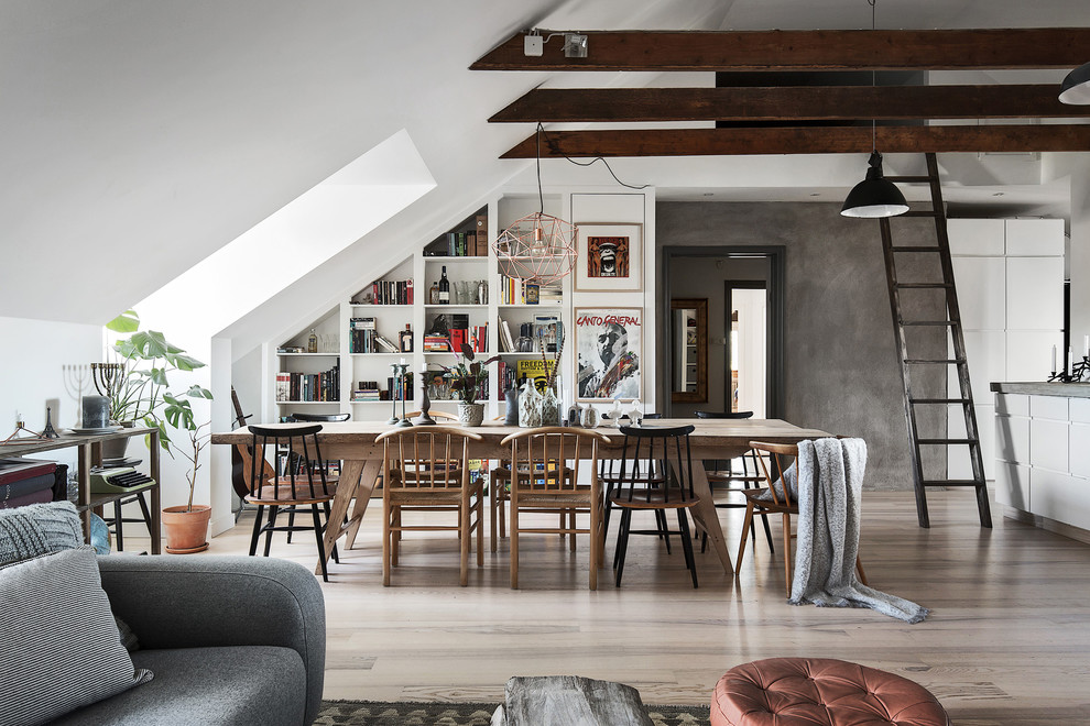 Свежая идея для дизайна: кухня-столовая среднего размера в скандинавском стиле с серыми стенами и светлым паркетным полом - отличное фото интерьера