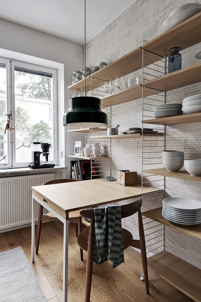 На фото: маленькая отдельная столовая в скандинавском стиле с коричневыми стенами для на участке и в саду