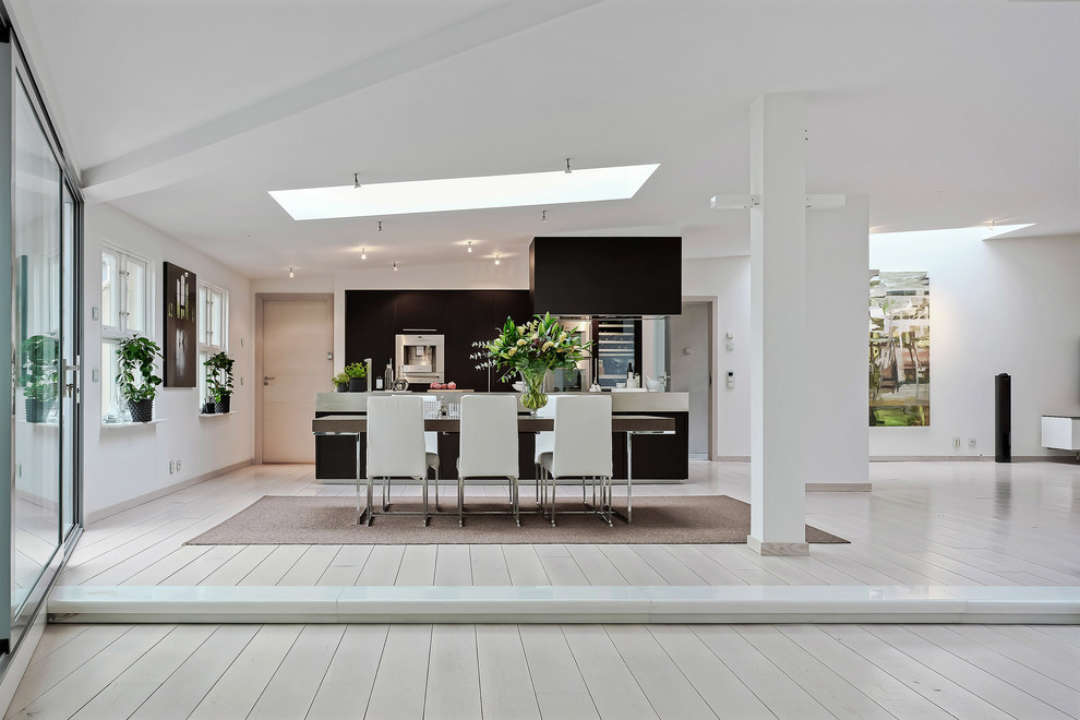 Источник вдохновения для домашнего уюта: большая столовая в современном стиле с белыми стенами, светлым паркетным полом и белым полом