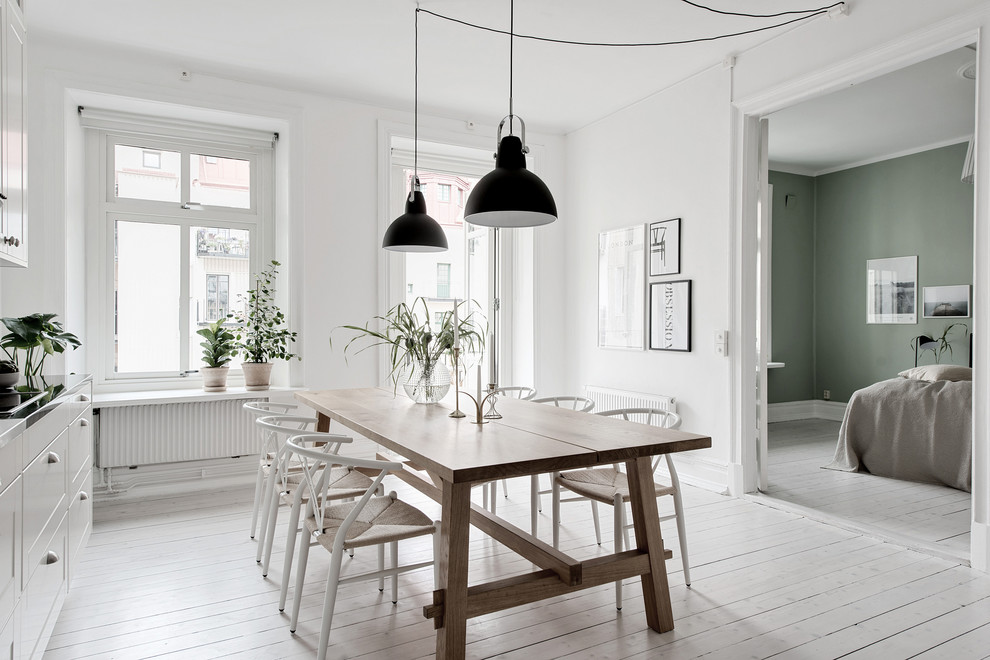 Inspiration för ett skandinaviskt kök med matplats, med vita väggar, målat trägolv och vitt golv