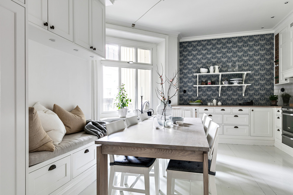 Modelo de comedor de cocina escandinavo de tamaño medio con suelo de madera pintada, suelo blanco y paredes blancas