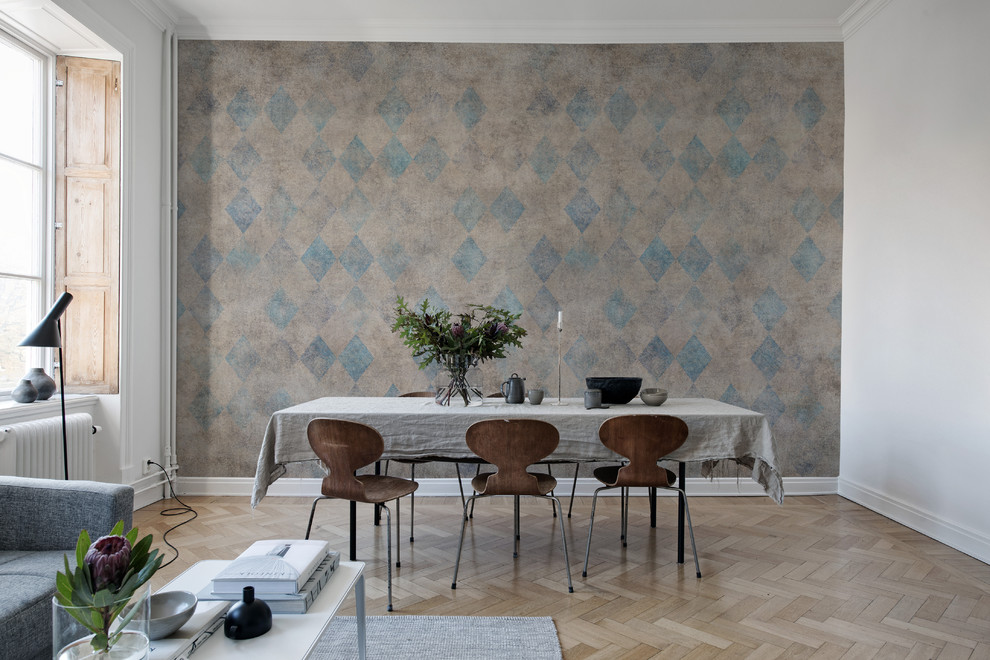 Esempio di una sala da pranzo aperta verso il soggiorno nordica con pareti bianche, parquet chiaro e pavimento beige