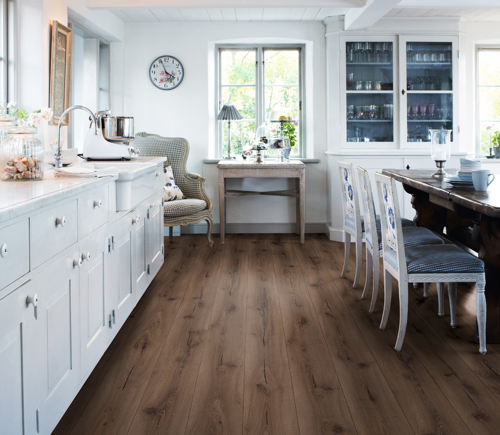 Mittelgroße Shabby-Chic Wohnküche ohne Kamin mit weißer Wandfarbe und braunem Holzboden in Sonstige