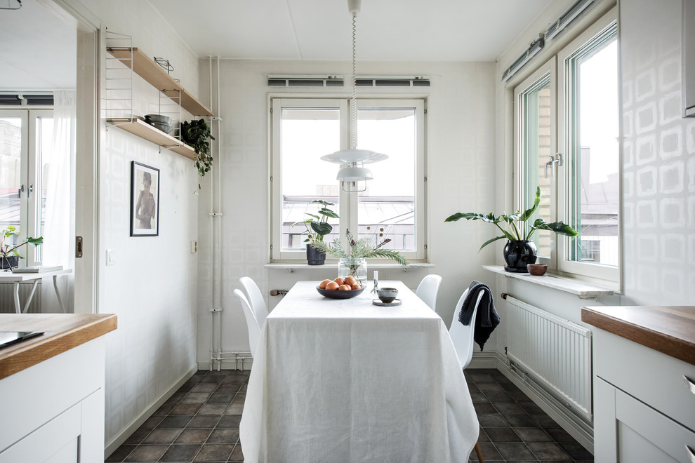 Источник вдохновения для домашнего уюта: столовая в скандинавском стиле с белыми стенами и серым полом