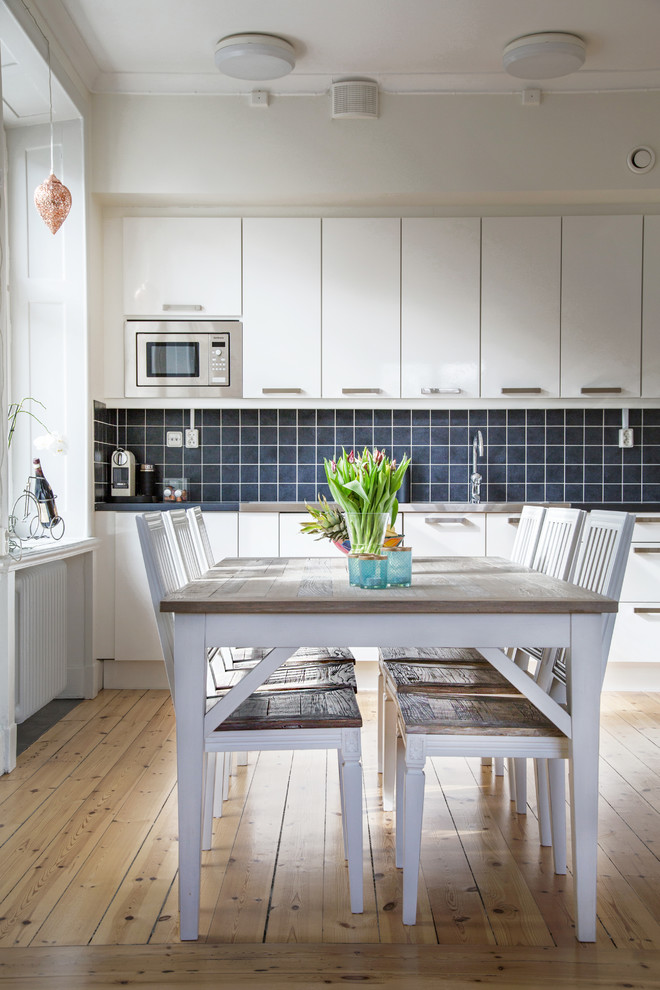 Idéer för mellanstora nordiska kök med matplatser, med grå väggar och ljust trägolv