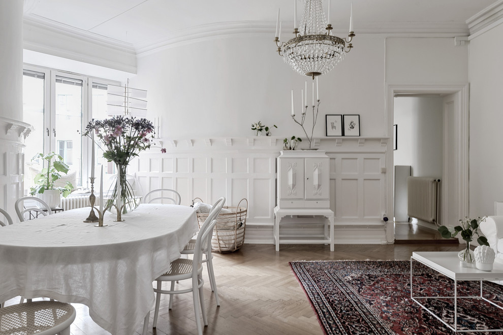 This is an example of a victorian dining room in Gothenburg.