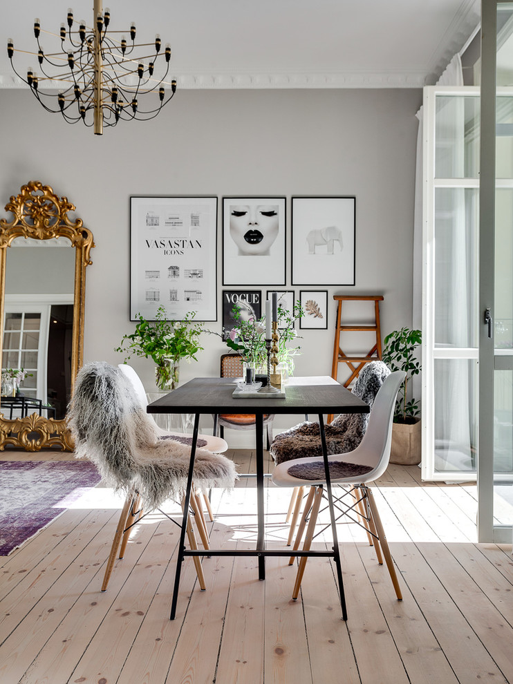 Diseño de comedor escandinavo de tamaño medio abierto con paredes grises y suelo de madera clara