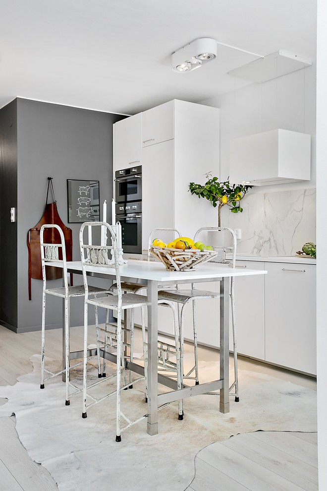 Aménagement d'une cuisine contemporaine de taille moyenne avec parquet peint et un sol blanc.