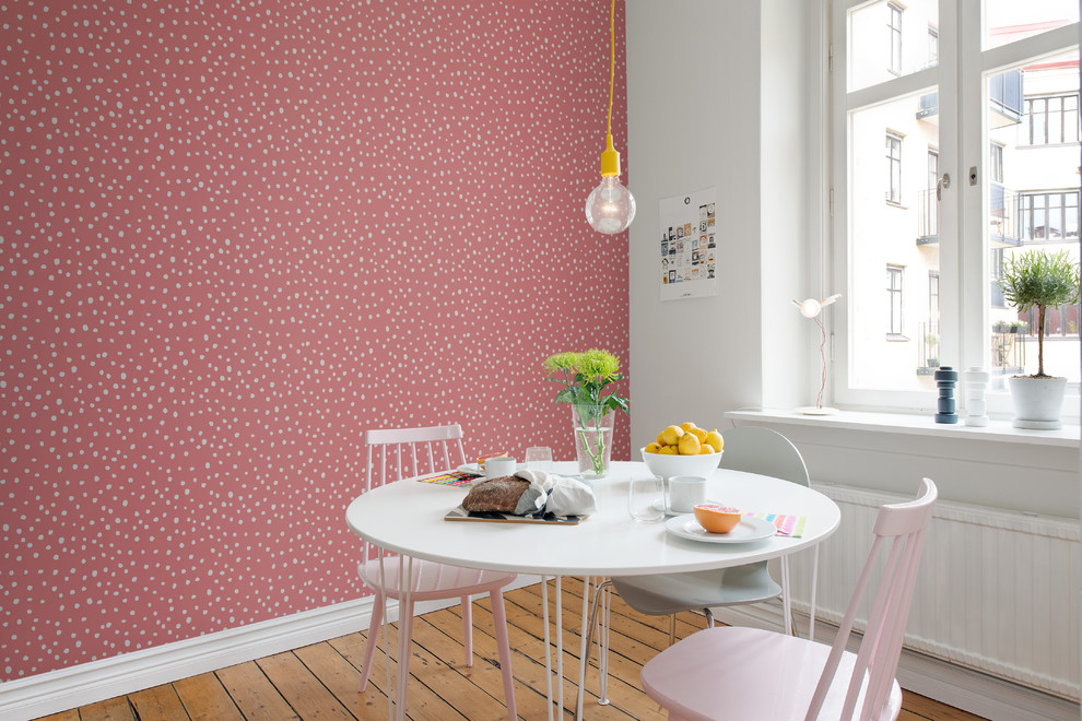 Aménagement d'une petite salle à manger scandinave fermée avec un mur rose, parquet clair et un sol beige.