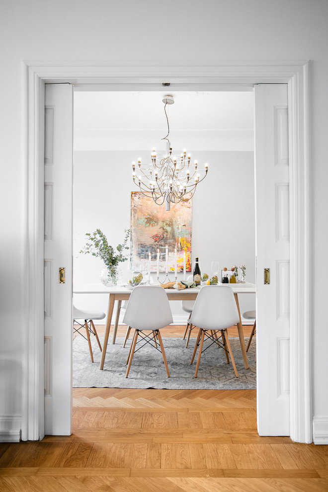 Источник вдохновения для домашнего уюта: отдельная столовая в скандинавском стиле с серыми стенами, паркетным полом среднего тона и оранжевым полом