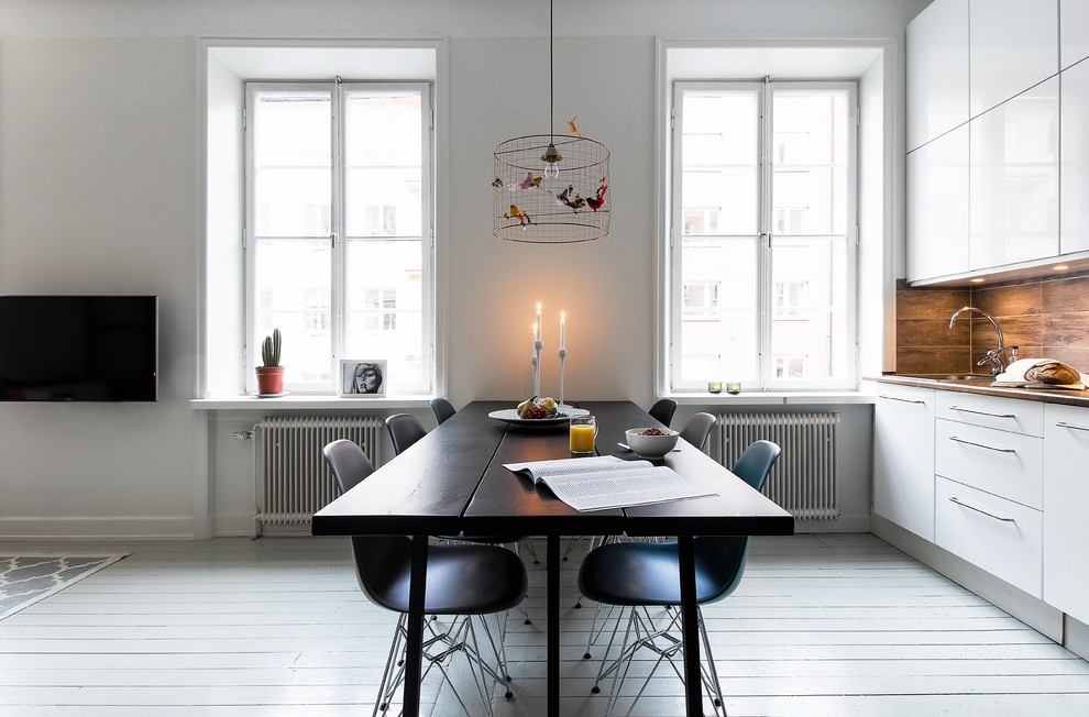 Diseño de comedor de cocina nórdico de tamaño medio sin chimenea con paredes blancas y suelo de madera pintada