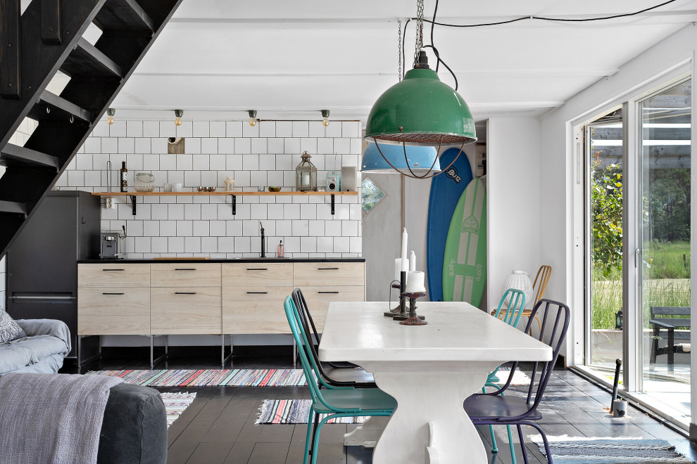 Cette photo montre une salle à manger ouverte sur la cuisine scandinave de taille moyenne avec un mur blanc et un sol gris.