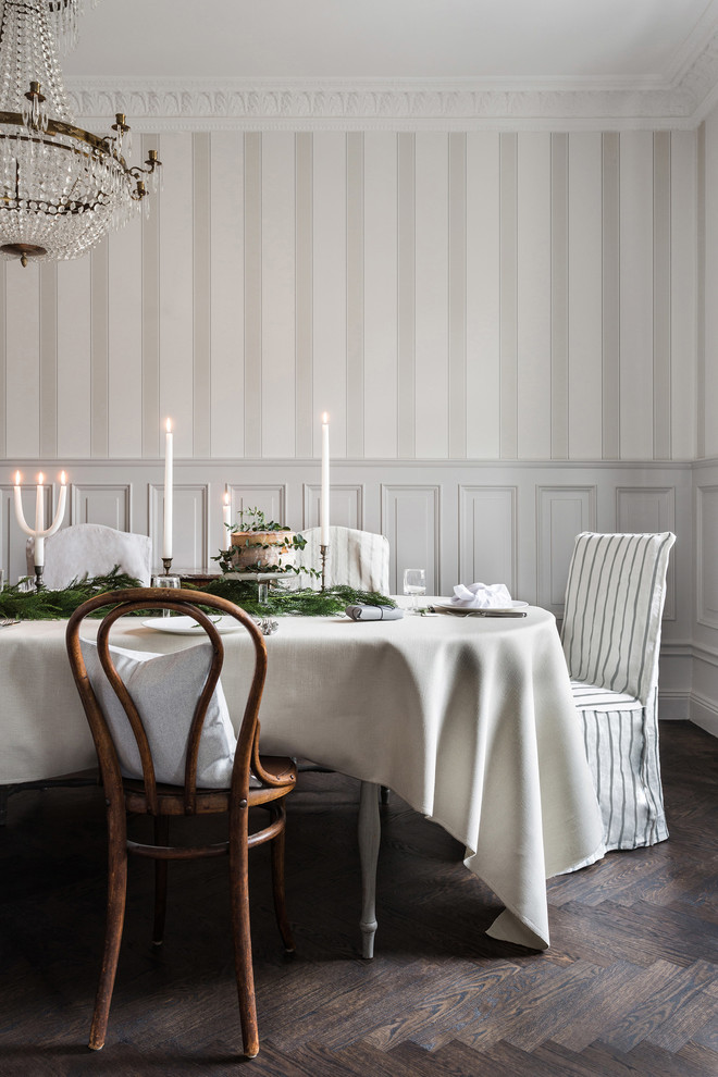 На фото: столовая в скандинавском стиле с серыми стенами и темным паркетным полом