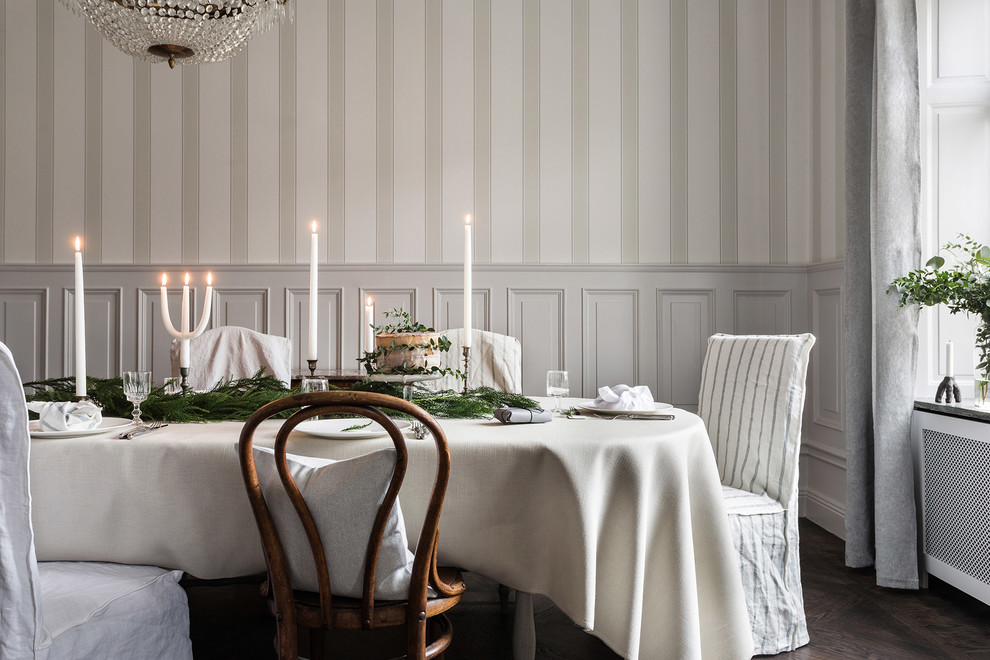 Cette image montre une salle à manger nordique avec un mur gris et parquet foncé.