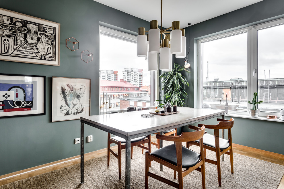 Exemple d'une salle à manger ouverte sur le salon scandinave de taille moyenne avec un mur bleu et un sol en bois brun.