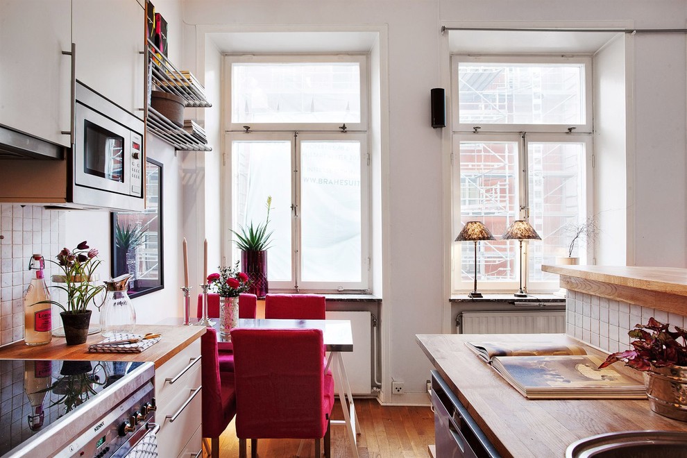 Idéer för ett litet skandinaviskt kök med matplats, med vita väggar och ljust trägolv