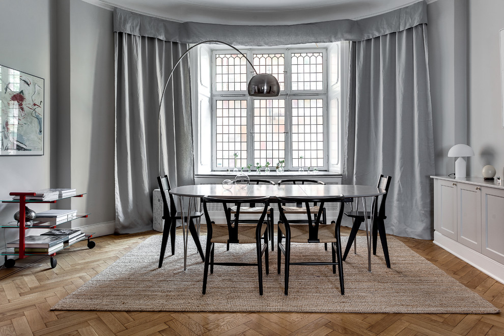 Idéer för en mellanstor skandinavisk matplats, med grå väggar och mellanmörkt trägolv