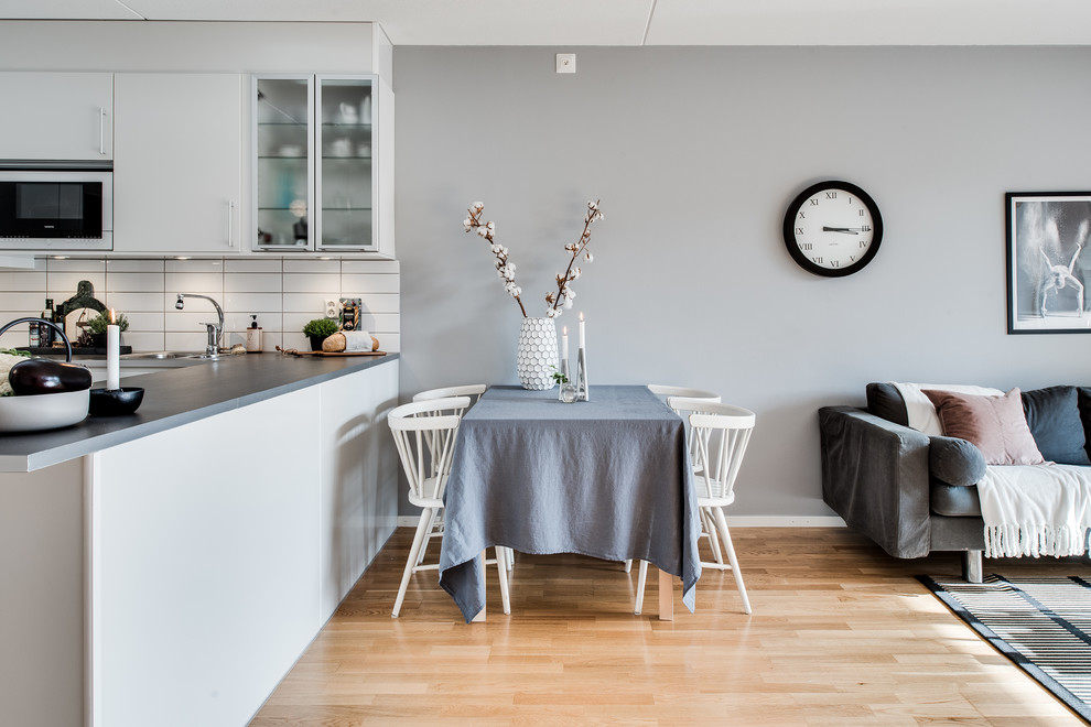 Свежая идея для дизайна: столовая среднего размера в скандинавском стиле с серыми стенами и светлым паркетным полом - отличное фото интерьера