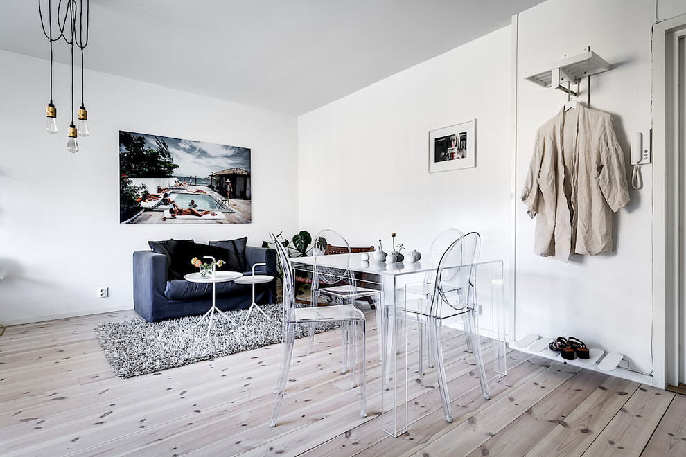 Idéer för en liten skandinavisk matplats, med vita väggar, ljust trägolv och beiget golv