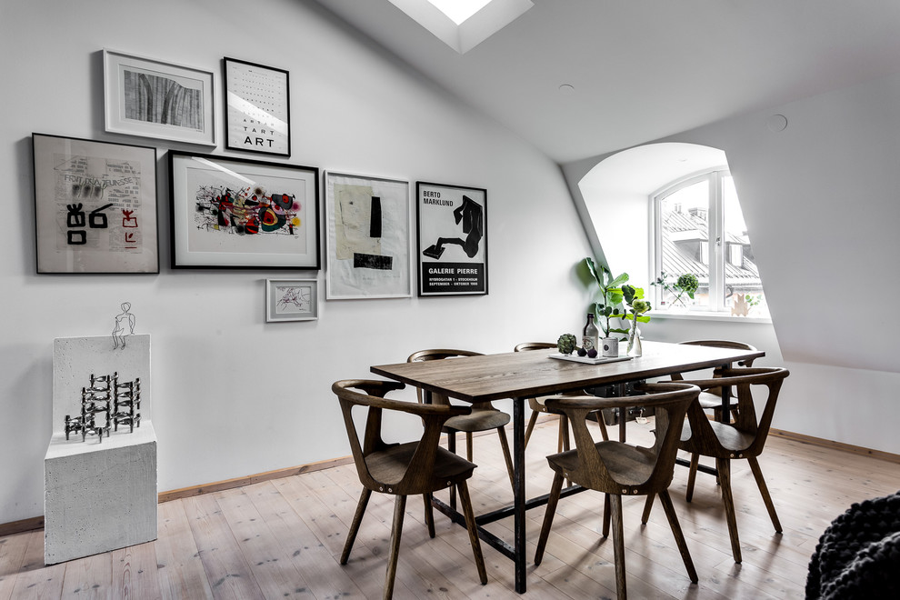 Idee per una sala da pranzo scandinava chiusa e di medie dimensioni con pareti bianche, parquet chiaro e nessun camino