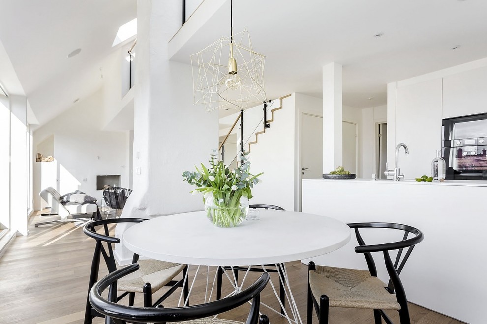 Idéer för mellanstora minimalistiska kök med matplatser, med vita väggar och ljust trägolv