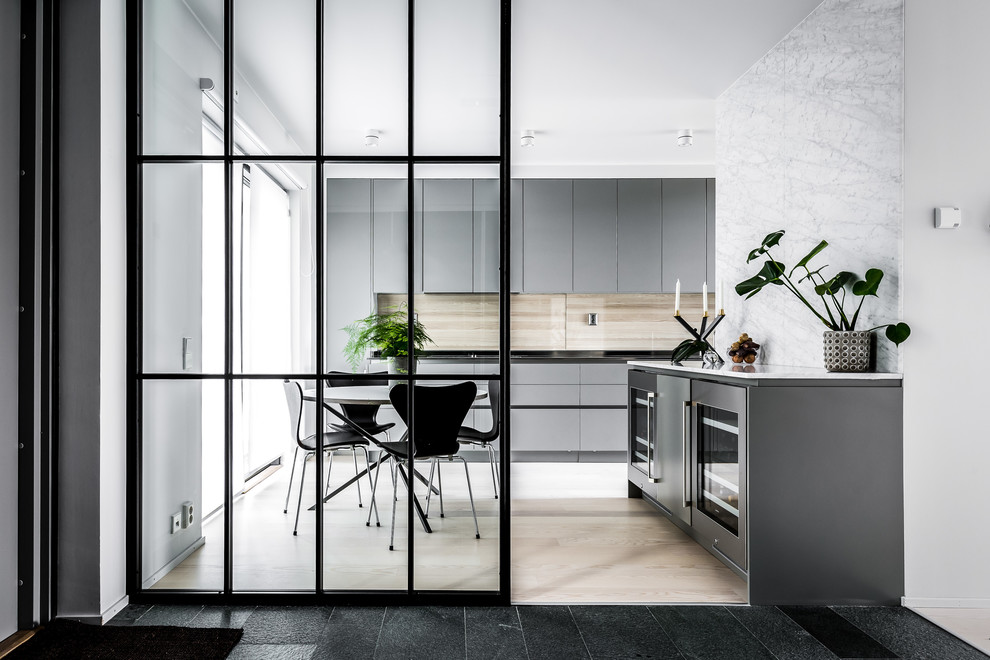 Esempio di una sala da pranzo aperta verso la cucina minimal di medie dimensioni con pareti bianche, parquet chiaro e pavimento beige
