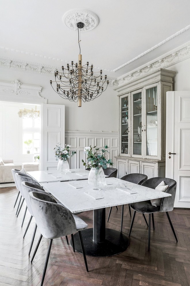 Идея дизайна: отдельная столовая в скандинавском стиле с белыми стенами, темным паркетным полом и коричневым полом