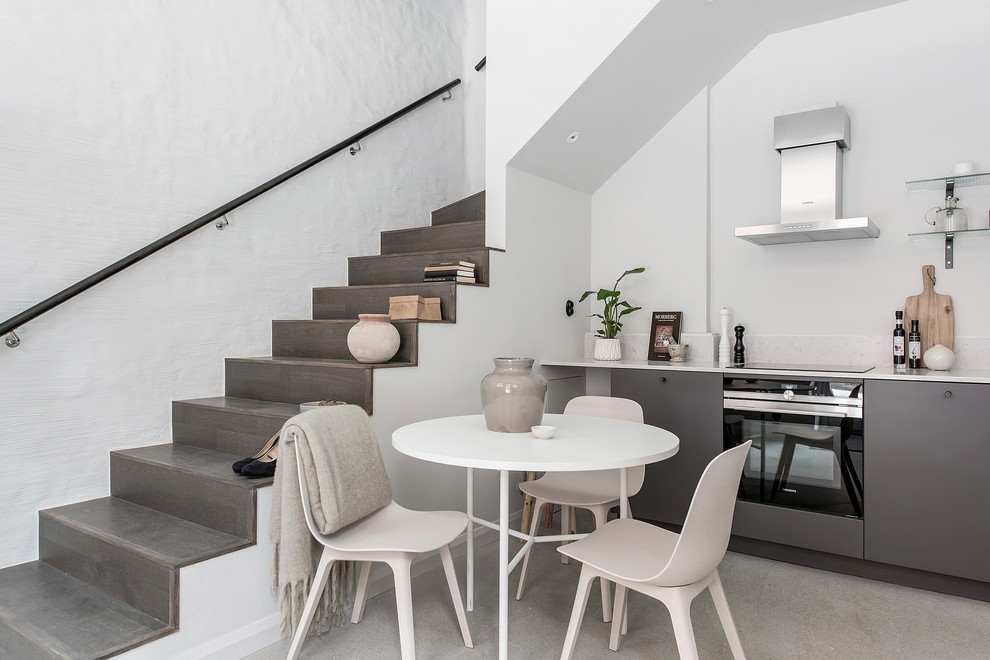 Idéer för små minimalistiska matplatser, med vita väggar, betonggolv och grått golv