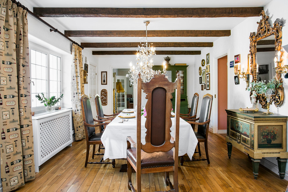 Foto på ett stort vintage kök med matplats, med vita väggar och ljust trägolv