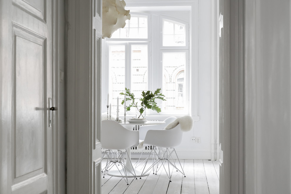 This is an example of a contemporary dining room in Malmo.