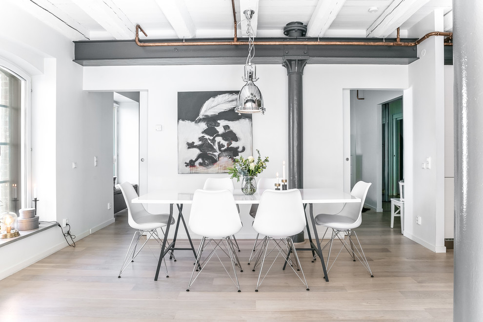 Industrial Esszimmer mit weißer Wandfarbe, hellem Holzboden und beigem Boden in Malmö
