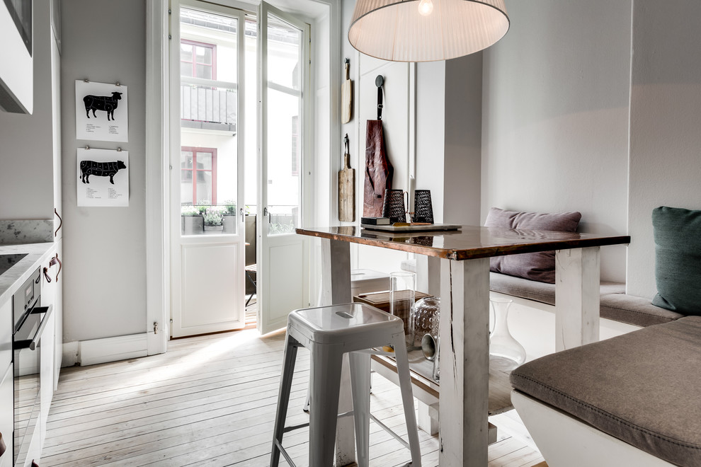 Idéer för mellanstora nordiska kök med matplatser, med grå väggar, ljust trägolv och vitt golv
