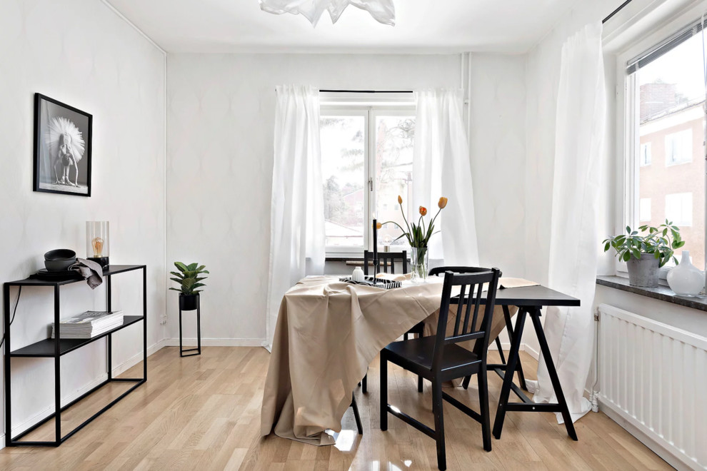 Idéer för mellanstora minimalistiska matplatser, med ljust trägolv, beiget golv och vita väggar