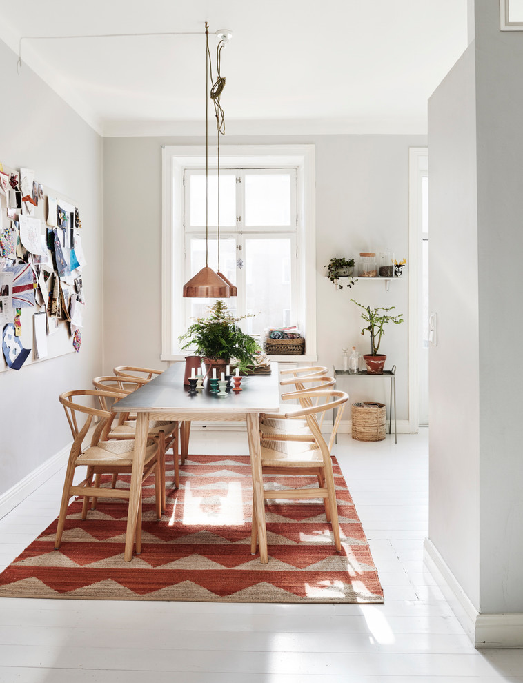 Idee per una sala da pranzo nordica chiusa e di medie dimensioni con pareti bianche, pavimento in legno verniciato e pavimento bianco