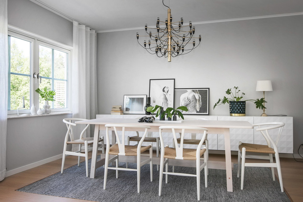 Свежая идея для дизайна: столовая в скандинавском стиле с серыми стенами, паркетным полом среднего тона и коричневым полом - отличное фото интерьера