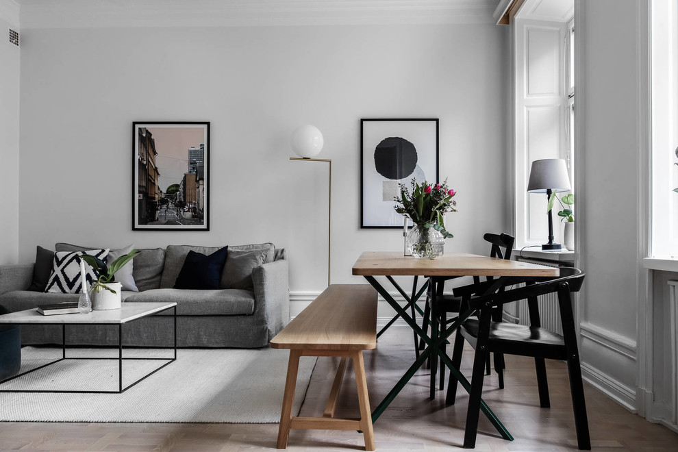Свежая идея для дизайна: гостиная-столовая среднего размера в скандинавском стиле с белыми стенами, светлым паркетным полом и бежевым полом - отличное фото интерьера
