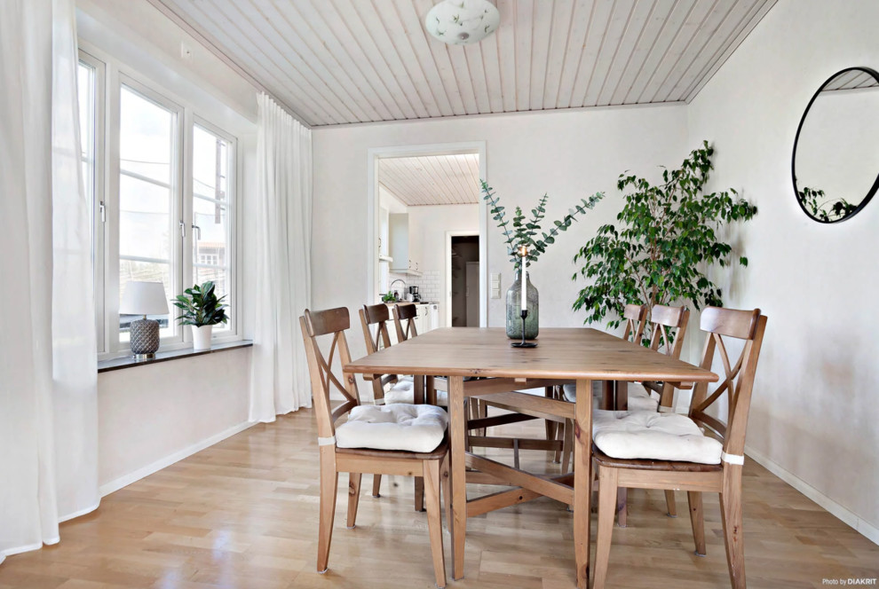 Inspiration för mellanstora nordiska separata matplatser, med beige väggar, ljust trägolv och beiget golv