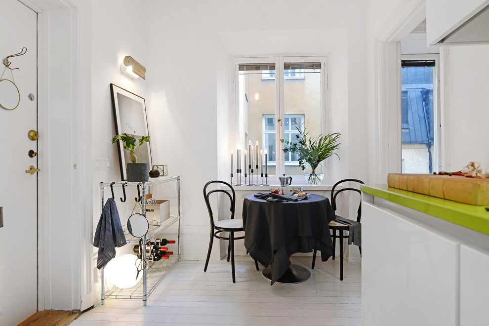 Inspiration för ett mellanstort skandinaviskt kök med matplats, med vita väggar och målat trägolv