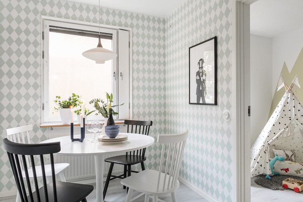 На фото: кухня-столовая в скандинавском стиле с зелеными стенами, деревянным полом и белым полом с