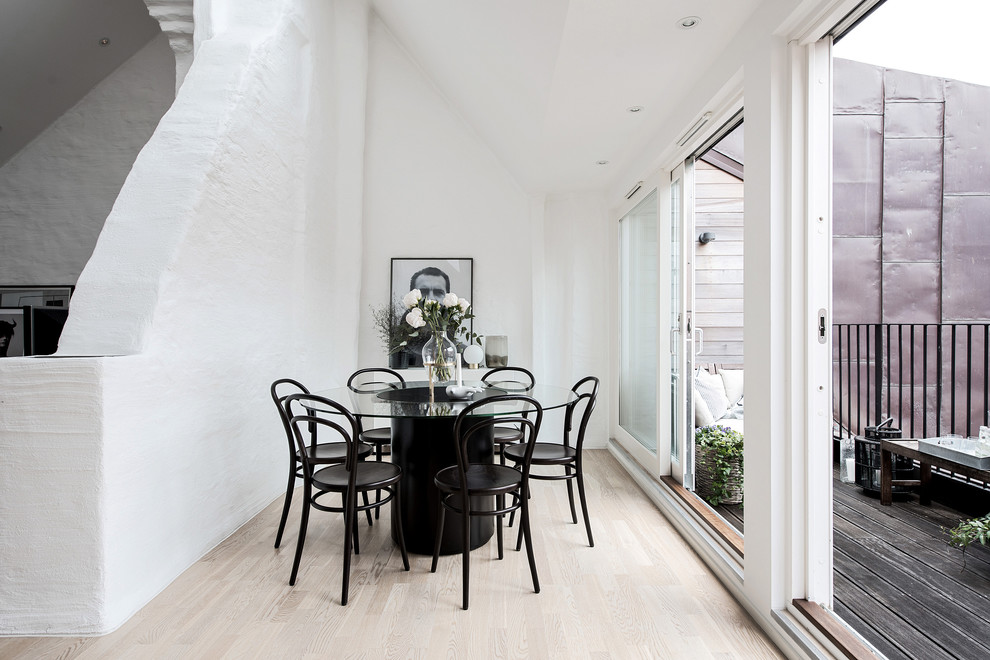Idéer för en stor minimalistisk matplats, med vita väggar, ljust trägolv och beiget golv