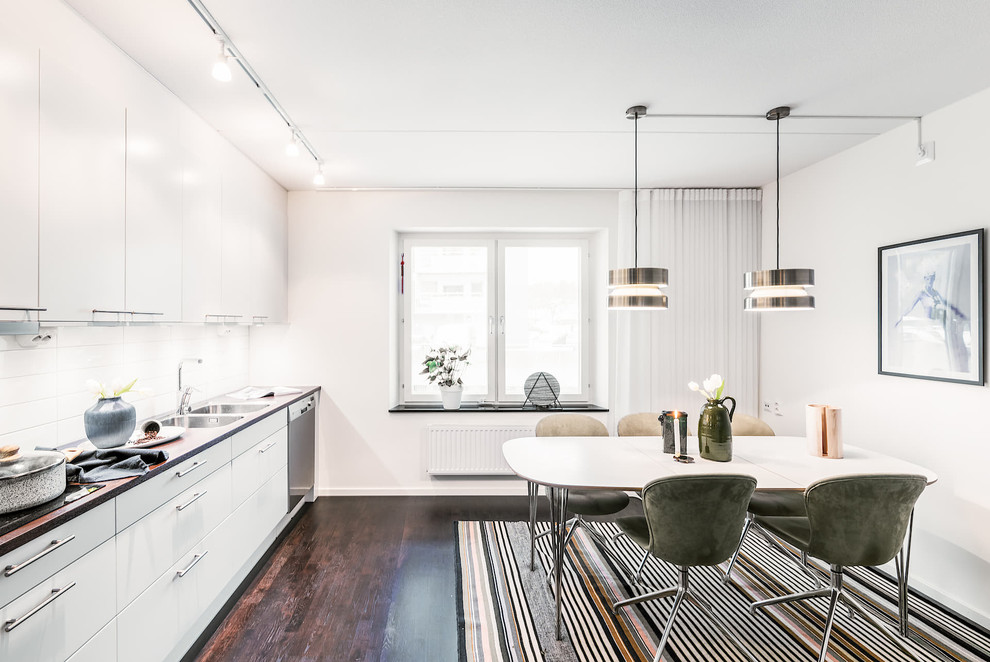 Inspiration för ett mellanstort minimalistiskt kök med matplats, med vita väggar, mörkt trägolv och brunt golv